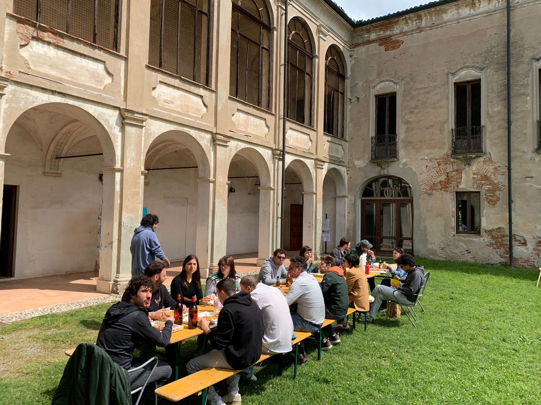 Incontro nel cortile